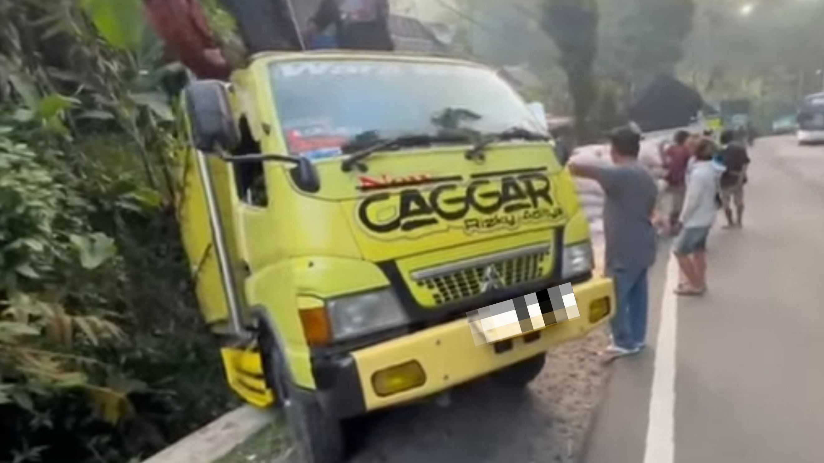 Laka Tunggal Light Truck Terjadi di Tanjakan Lebak Jero Kadungora